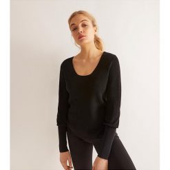 Sweter w kolorze czarnym. Czarne swetry damskie Rodier, l, bez wzorów, z wełny, klasyczne, bez rękawów, bez kaptura. W wyprzedaży za 169,95 zł.