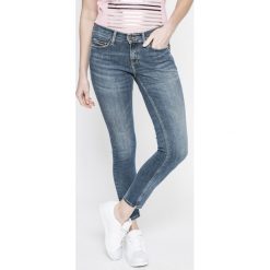 Tommy Jeans - Jeansy Nora. Niebieskie jeansy damskie marki Tommy Jeans, z elastanu. W wyprzedaży za 299,90 zł.