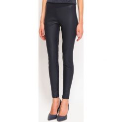 LEGGINSY DAMSKIE GŁADKIE. Szare legginsy damskie Top Secret, bez wzorów, z dzianiny, eleganckie. W wyprzedaży za 49,99 zł.