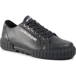 Trampki CALVIN KLEIN JEANS - Burton S1754 Black. Czarne półbuty męskie Calvin Klein Jeans, na co dzień, bez wzorów, z jeansu, eleganckie, bez zapięcia. W wyprzedaży za 379,00 zł.