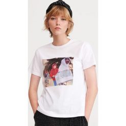 T-shirt z nadrukiem E.T. - Biały. Białe t-shirty damskie Reserved, s, z nadrukiem, bez kołnierzyka. Za 49,99 zł.