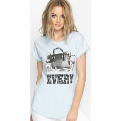 Niebieski T-shirt Voyager. Niebieskie bluzki damskie marki Born2be, l. Za 24,99 zł.