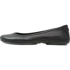 Camper RIGHT NINA Baleriny black. Czarne baleriny damskie lakierowane Camper, z materiału. Za 459,00 zł.
