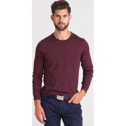 BORDOWY SWETER DENNY JOOP! COLLECTION. Czerwone swetry męskie Joop! Collection, xl, z aplikacjami, z wełny, młodzieżowe, z okrągłym kołnierzem, bez kaptura. Za 249,50 zł.