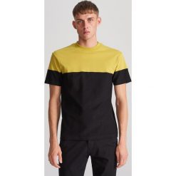 T-shirt z łączonych materiałów - Żółty. Żółte t-shirty męskie Reserved, s, bez wzorów, z materiału, bez kołnierzyka. Za 49,99 zł.