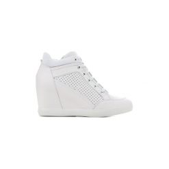 Buty Geox Wmns D Eleni C D7267C-00085-C1002. Białe trampki i tenisówki damskie Geox, bez wzorów, bez zapięcia. Za 429,75 zł.