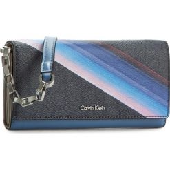 Torebka CALVIN KLEIN - Tin4 Large Trifold On Chan K60K602388 908. Szare listonoszki damskie marki Calvin Klein, ze skóry ekologicznej. W wyprzedaży za 309,00 zł.