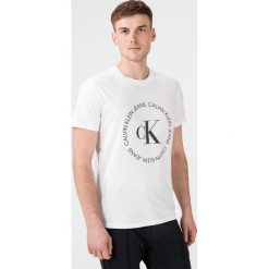 Calvin Klein Koszulka Biały. Białe podkoszulki męskie Calvin Klein, xl, z nadrukiem, z bawełny, bez kołnierzyka, krótkie. Za 192,95 zł.