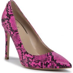 Szpilki GUESS - Crew2 FL5CW2 PEL08 FUXIA. Różowe półbuty damskie Guess, z aplikacjami, ze skóry ekologicznej, bez obcasa, na obcasie, bez zapięcia. W wyprzedaży za 469,00 zł.