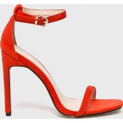 Public Desire - Szpilki VINO. Czerwone szpilki Public Desire, bez wzorów, z materiału, bez obcasa, na obcasie, na klamry. W wyprzedaży za 69,90 zł.