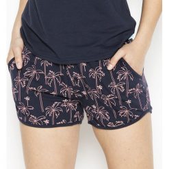 Damskie szorty od piżamy Palm Trees. Szare piżamy damskie Charlie Choe, bez wzorów, z dzianiny, bez rękawów. Za 75,99 zł.