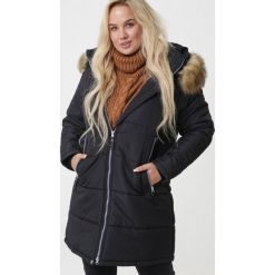 Czarna Kurtka Parkdale. Czarne kurtki damskie Born2be, na zimę, xl, bez wzorów, długie. Za 239,99 zł.