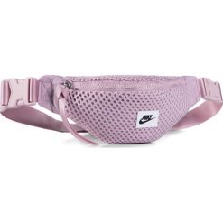 Saszetka nerka NIKE - CU2609 516 Różowy. Różowe nerki damskie Nike, bez wzorów, z materiału, młodzieżowe, bez dodatków. Za 99,00 zł.