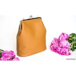 Skórzana Torebka z Biglem Brąz Camel. Brązowe torebki klasyczne damskie Pakamera, bez wzorów, ze skóry, eleganckie, na ramię, bez dodatków. Za 550,00 zł.