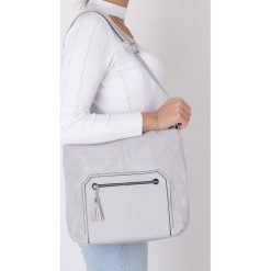 Szara torebka listonoszka z nitami i kieszonką z przodu casu ad-50. Szare listonoszki męskie Casu, bez wzorów, małe. Za 89,99 zł.