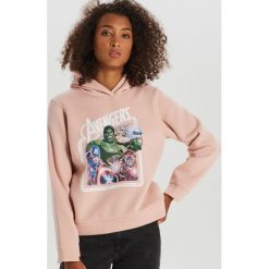 Bluza Avengers - Kremowy. Białe bluzy damskie Cropp, s, z motywem z bajki, bez rękawów, bez kaptura. Za 119,99 zł.