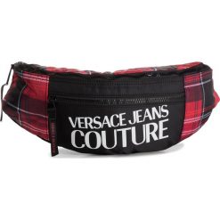 Saszetka nerka VERSACE JEANS COUTURE - E1YUBB25 71150 MDM. Czerwone torby męskie skórzane Versace Jeans Couture, bez wzorów, z jeansu, młodzieżowe. Za 389,00 zł.