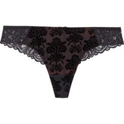 Stringi bonprix czerwono-czarny. Czerwone stringi bonprix, w koronkowe wzory, z bawełny. Za 34,99 zł.
