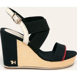 Tommy Hilfiger - Sandały. Niebieskie koturny damskie TOMMY HILFIGER, bez wzorów, ze skóry, bez obcasa, na obcasie. W wyprzedaży za 329,90 zł.