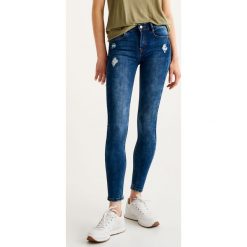 Jeansy rurki push up. Niebieskie rurki damskie marki Pull & Bear. Za 69,90 zł.