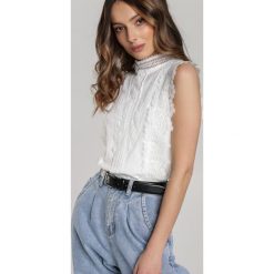 Biała Bluzka Fran. Białe bluzki damskie Renee, s, w koronkowe wzory, z koronki, ze stójką, z krótkim rękawem. Za 79,99 zł.