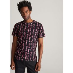 T-shirt Różowa Pantera - Czarny. Czarne t-shirty męskie Reserved, xl, bez wzorów, bez kołnierzyka. Za 59,99 zł.