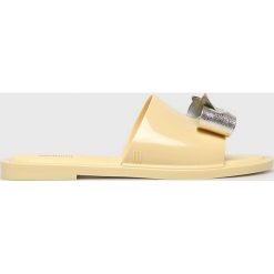 Melissa - Klapki Soul. Żółte klapki damskie Melissa, bez wzorów, z materiału, bez obcasa, na obcasie. W wyprzedaży za 139,90 zł.