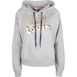 Tommy Hilfiger Bluza "Gigi Hadid Slogan". Bluzy damskie TOMMY HILFIGER, bez wzorów, z tkaniny, bez rękawów, bez kaptura. Za 299,00 zł.