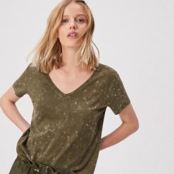 T-shirt z efektem sprania - Khaki. Brązowe t-shirty damskie Sinsay, s, bez wzorów, bez kołnierzyka. Za 24,99 zł.