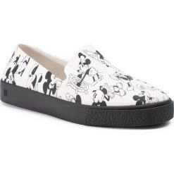 Lordsy MELISSA - Ground + Mickey Ad 32533 White/Black 50735. Czarne półbuty damskie Melissa, z tworzywa sztucznego, bez obcasa, na płaskiej podeszwie. W wyprzedaży za 499,00 zł.