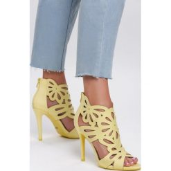Żółte Sandały Sweet Sweet. Żółte sandały damskie Renee, bez wzorów, bez obcasa, na obcasie, na zamek. Za 79,99 zł.