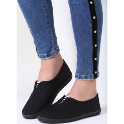 Czarne Tenisówki Along The Way. Czarne trampki i tenisówki damskie marki vices, w paski, z paskami. Za 39,99 zł.