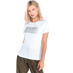 Guess Koszulka Biały. Białe koszulki damskie Guess, xs, z nadrukiem, z bawełny, bez kołnierzyka, z krótkim rękawem. Za 163,95 zł.