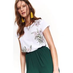 T-shirt z nadrukiem w kwiaty. Białe t-shirty damskie Top Secret, z nadrukiem, z jeansu, eleganckie, bez kołnierzyka. Za 29,99 zł.