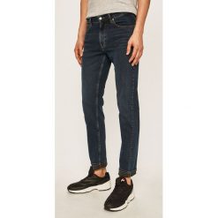 Calvin Klein - Jeansy London. Niebieskie jeansy męskie Calvin Klein, bez wzorów, z obniżonym stanem. Za 539,90 zł.