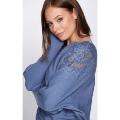 Jasnoniebieski Sweter Sunday Moon. Szare swetry klasyczne damskie Born2be, l, z dekoltem w łódkę. Za 79,99 zł.