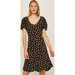 Billabong - Sukienka. Czarne sukienki damskie Billabong, na co dzień, s, w kwiaty, z wiskozy, casualowe, bez kołnierzyka, z krótkim rękawem, krótkie, mini, proste. Za 289,90 zł.