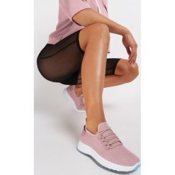 Różowe Buty Sportowe Nesalaira. Różowe buty sportowe damskie Renee, bez wzorów, sportowe. W wyprzedaży za 69,99 zł.