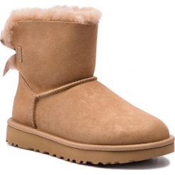 Buty UGG - W Mini Bailey Bow II 1016501 W/Fawn. Brązowe buty zimowe damskie marki Ugg, z materiału, na niskim obcasie. Za 839,00 zł.