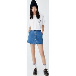 Spódnica jeansowa z guzikami z przodu. Niebieskie spódniczki damskie Pull&Bear, bez wzorów, z jeansu. Za 89,90 zł.