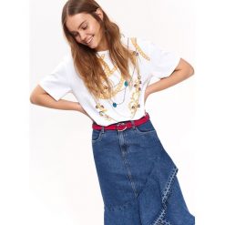 T-SHIRT Z ŁAŃCUCHAMI ORAZ APLIKACJĄ. Białe t-shirty damskie Top Secret, z nadrukiem, z dzianiny, z okrągłym kołnierzem. W wyprzedaży za 29,99 zł.