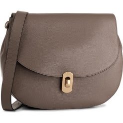 Torebka COCCINELLE - EGO Zaniah E1 EG0 12 01 01 Taupe N75. Pomarańczowe listonoszki damskie Coccinelle, bez wzorów, ze skóry, bez dodatków. W wyprzedaży za 1049,00 zł.