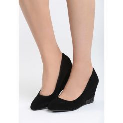 Czarne Koturny Walk With You. Czarne czółenka damskie marki Born2be, z okrągłym noskiem, na koturnie. Za 79,99 zł.