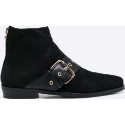 Tommy Hilfiger - Botki by Gigi Hadid. Czarne buty zimowe damskie marki TOMMY HILFIGER, z materiału, z okrągłym noskiem, na obcasie. W wyprzedaży za 399,90 zł.