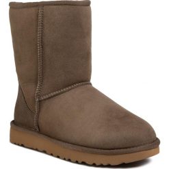 Buty UGG - W Classic Short II 1016223 Espr. Zielone kozaki damskie Ugg, na zimę, ze skóry, bez obcasa, bez zapięcia. W wyprzedaży za 479,00 zł.