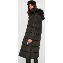 Answear - Kurtka. Czarne kurtki damskie marki ANSWEAR, s, bez wzorów, z poliesteru, z kapturem. W wyprzedaży za 259,90 zł.