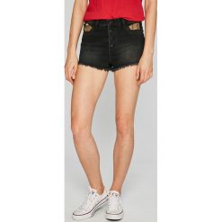Guess Jeans - Szorty Rose. Czarne szorty damskie Guess Jeans, l, z aplikacjami, z bawełny, casualowe, z podwyższonym stanem. W wyprzedaży za 159,90 zł.