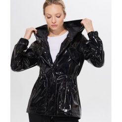 Lakierowana parka z kapturem - Czarny. Czarne parki damskie Mohito, z lakierowanej skóry. Za 229,99 zł.