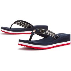 TOMMY HILFIGER METALLIC MID WEDGE BEACH > FW0FW04791-0KP. Klapki damskie TOMMY HILFIGER, w paski, z gumy, bez obcasa, na koturnie. W wyprzedaży za 169,99 zł.