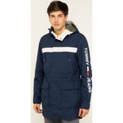 Kurtka przejściowa Tommy Jeans Tjm Cotton DM0DM07370. Niebieskie kurtki męskie Tommy Jeans, m, bez wzorów, z jeansu, bez kaptura. W wyprzedaży za 489,00 zł.